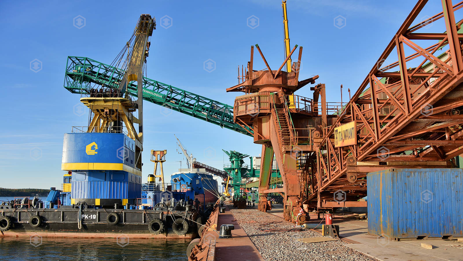 Демонтаж старого судопогрузчика, установка нового. выполнен для компании "Biriu Kroviniu Terminalas", порт г. Клайпеда, Литва, 2015.